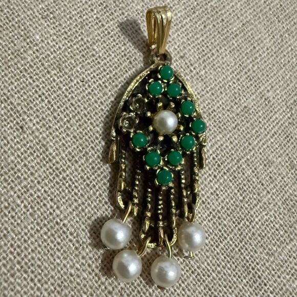 VINTAGE SARAH COVENTRY HAMSA PENDANT WITH PEARLS & GREEN STONES - Picture 13 of 17